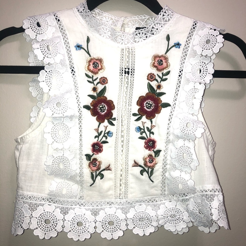 Mock-neck guipure lace trim embroidery top